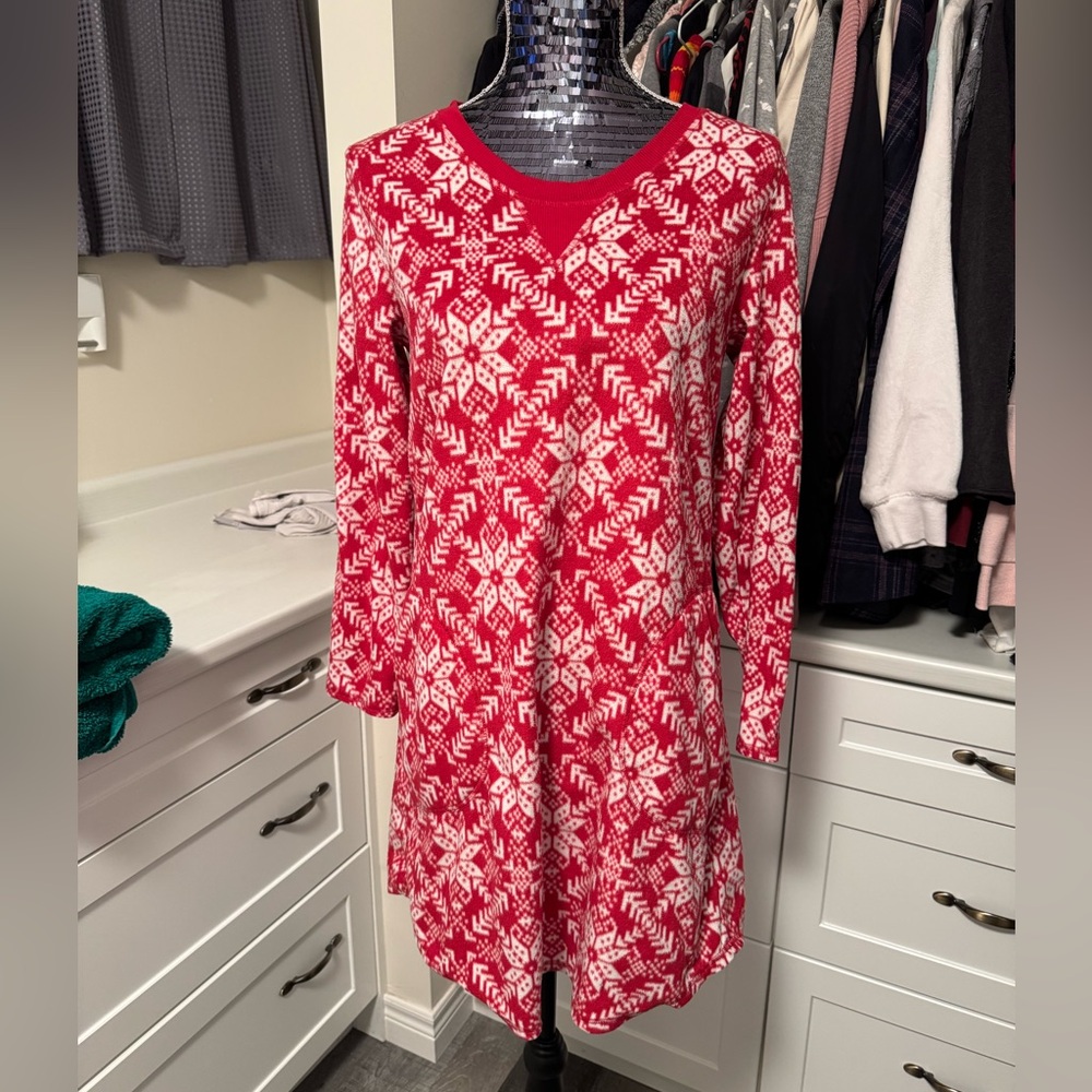 3/$30 Red and White Canadiana Snowflake night shirt tunic fleece L